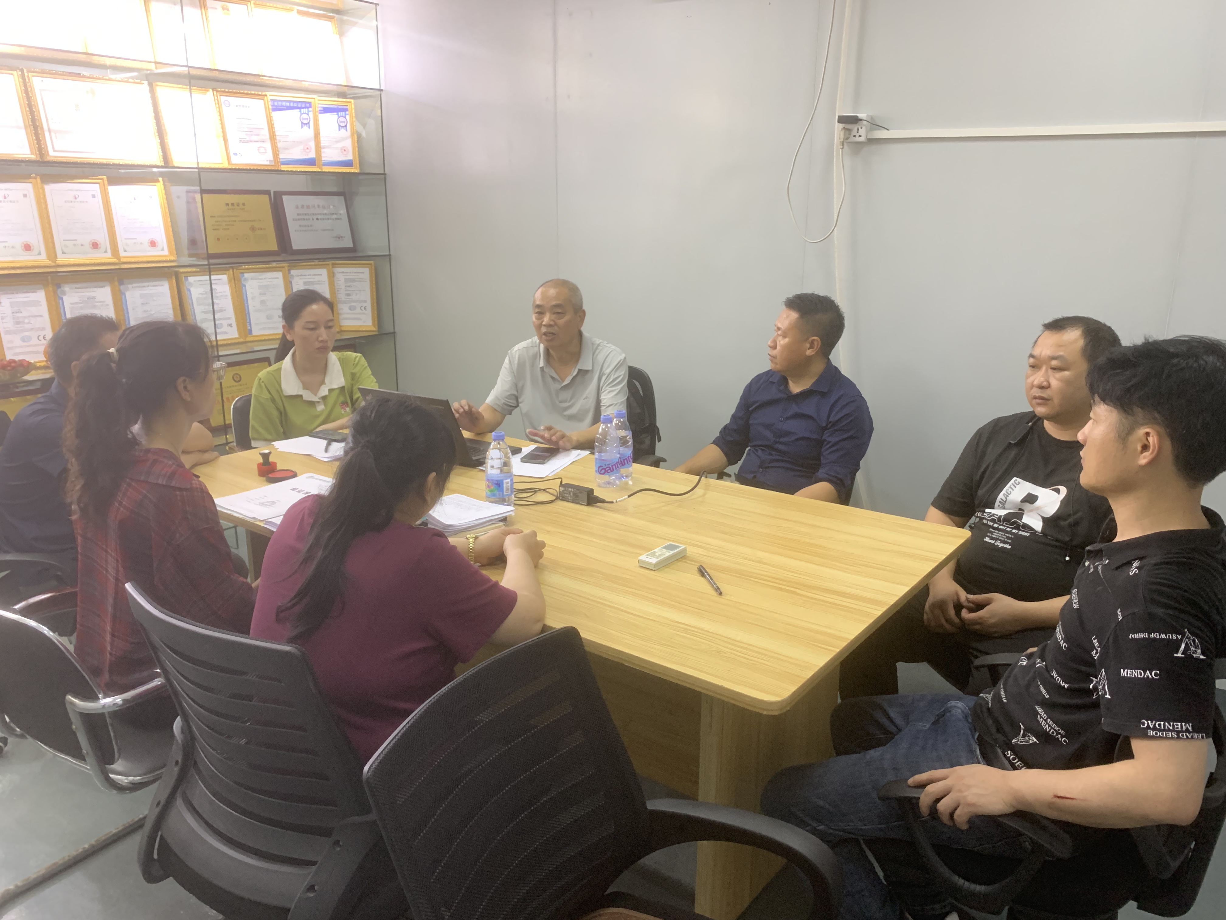 Wzmocnienie linii obrony jakości i umożliwienie modernizacji technologicznej - Shenzhen Xinhongda Electric Heating Technology Co., Ltd. prowadzi wewnętrzne szkolenia dotyczące jakości